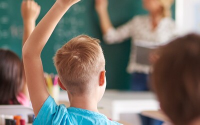 AKTUÁLNĚ: Žák ohrožoval zbraní učitelku na základní škole, ta ho sama zpacifikovala