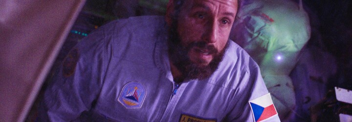 Adam Sandler ako český kozmonaut Procházka v psychodráme od režiséra Chernobyla. Netflix vydá film o samote vo vesmíre už v marci