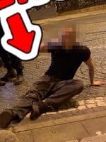 Adam Štrba skončil v centre Bratislavy doráňaný. Útočníka natočil na video