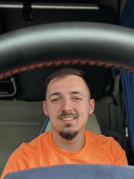 Adam má 25 rokov a pracuje ako kamionista. Na Slovensku sa dá zarobiť aj 2500 eur, pekné videá z kamiónov skresľujú realitu