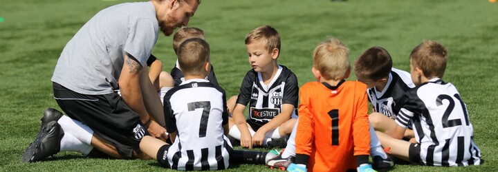 Adam popri práci vo Viedni stíha trénovať 8-ročných chlapcov v FC Petržalka, ktorým vštepuje lásku k hre (Rozhovor)    