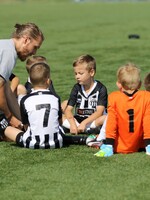 Adam popri práci vo Viedni stíha trénovať 8-ročných chlapcov v FC Petržalka, ktorým vštepuje lásku k hre (Rozhovor)    