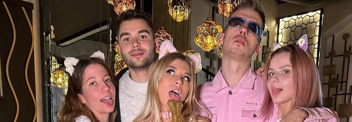 Adama Kajumiho obviňujú z vykorisťovania žien na OnlyFans. Pred platením daní údajne utiekol do Dubaja