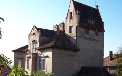 Addamsova rodina má v Praze svoji vilu. Zjistili jsme, kde domov Wednesday najdeš a proč chátrá