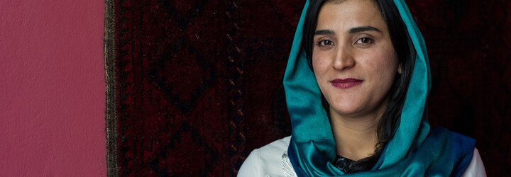Afganské ženy sa fotia v pestrofarebných šatách na protest proti Talibanu, ktorý od nich vyžaduje čierne hidžáby