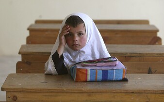 Afganskí chlapci sa môžu vrátiť do škôl. Dievčatá majú zostať doma