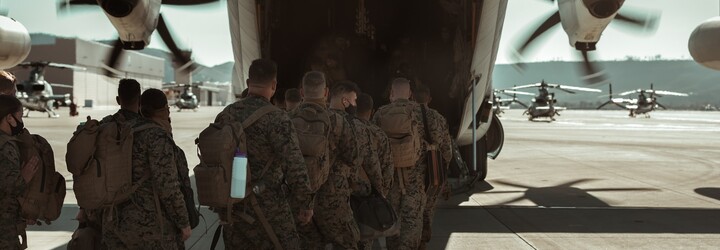 Afghánistán opustili poslední američtí vojáci. V Česku o mezinárodní ochranu požádalo 152 ze 169 evakuovaných Afghánců