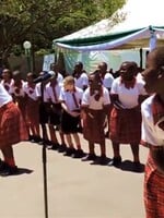 Africkí školáci z Kene zaspievali našu tradičnú slovenskú pesničku Tancuj, tancuj, vykrúcaj