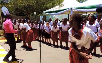 Africkí školáci z Kene zaspievali našu tradičnú slovenskú pesničku Tancuj, tancuj, vykrúcaj