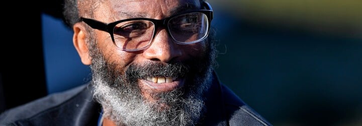 Afroameričan strávil za mrežami 43 rokov, aj keď bol nevinný. Dnes je na slobode a nemôže tomu uveriť