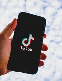 Agentura nabízí 100 dolarů na hodinu za scrollování TikTokem