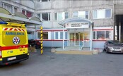 Agresívny pacient zaútočil v Bratislave na personál. Zdravotnú sestru bil do tváre, zdravotníkovi zranil ruku
