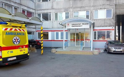 Agresívny pacient zaútočil v Bratislave na personál. Zdravotnú sestru bil do tváre, zdravotníkovi zranil ruku