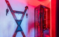 Airbnb pre dospelých: Ubytuj sa v temnej BDSM pivnici, ktorá ponúka tie najrozmanitejšie sexuálne pomôcky aj nábytok 