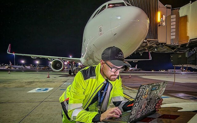 Ak by niekto otvoril núdzový východ v lietadle počas letu, vyletel by von. Letecký technik Tomáš hovorí o svojej práci (Rozhovor)