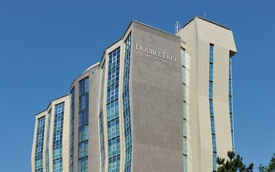 Ako na 10. poschodí hotela Double Tree by Hilton mali deliť tendre farebnými krúžkami a spôsobiť škodu 42 234 148,40 eur s DPH