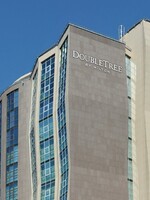 Ako na 10. poschodí hotela Double Tree by Hilton mali deliť tendre farebnými krúžkami a spôsobiť škodu 42 234 148,40 eur s DPH
