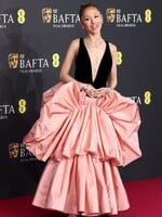 Ako sa obliekli na udeľovanie cien BAFTA celebrity? Ariana Grande, Selena Gomez či Timothée Chalamet predviedli elegantné kúsky