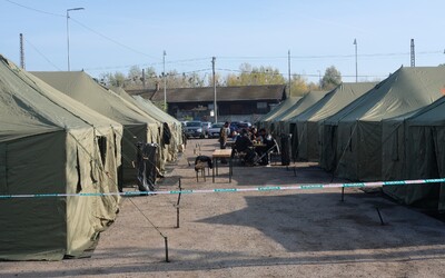 Ako to vyzerá vnútri tábora pre migrantov zo Sýrie? Šli sme do Kútov, aby sme si život utečencov pozreli na vlastné oči 