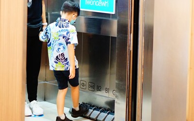 Jak zastavit šíření koronaviru? Obchodní dům v Bangkoku nainstaloval do výtahů pedály místo tlačítek