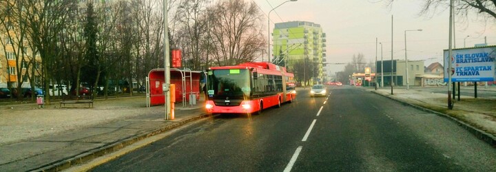 Ako zlé sú dopravné obmedzenia v Bratislave? Porovnali sme auto a MHD zadarmo