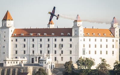 Český pilot předvedl akrobatickou show, jakou Bratislava ještě nezažila