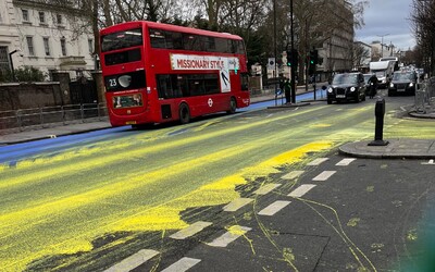 Aktivisté nalili 340 litrů barvy před ruskou ambasádu v Londýně. Silnice se zbarvila do ukrajinské vlajky