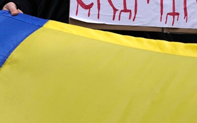 Aktivisté nalili 340 litrů barvy před ruskou ambasádu v Londýně. Silnice se zbarvila do ukrajinské vlajky