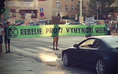 Aktivisté v Praze zastavili dopravu kvůli klimatickým změnám. „Nemám čas, vezu lidi do práce,“ ohradil se proti nim řidič autobusu