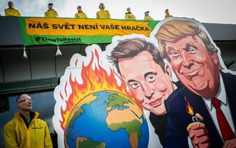 Aktivisté z Greenpeace protestovali před Teslou v Praze: Dorazila i známá česká herečka
