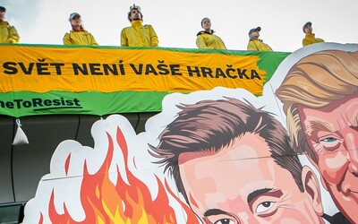 Aktivisté z Greenpeace protestovali před Teslou v Praze: Dorazila i známá česká herečka
