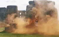 Aktivisti postriekali historickú pamiatku Stonehenge farbou. Ide vraj o ekologickú náhradu