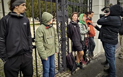 Aktivisti sa zamkli o bránu Úradu vlády. Chcú tak upozorniť na klimatické zmeny
