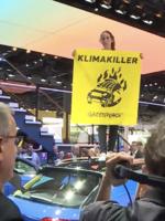 Aktivisté z Greenpeace narušili Frankfurtský autosalon. S transparenty na střechách aut požadovali zákaz prodeje SUV