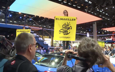 Aktivisti z Greenpeace narušili Frankfurtský autosalón. S transparentmi na strechách áut požadovali zákaz predaja SUV