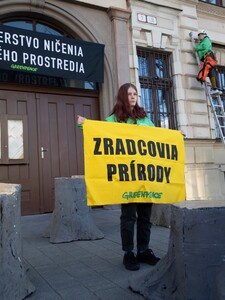 Aktivisti z Greenpeace premenovali budovu ministerstva životného prostredia. Vyvesili plagát, v ktorom poukazujú na nedostatky