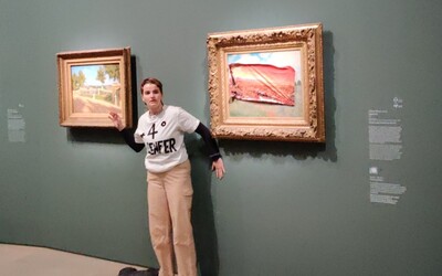 Aktivistka nalepila obrázek zničené země na dílo od Moneta. Takto podle ní bude vypadat svět v roce 2100