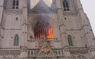 Aktualizováno: Desítky hasičů zasahovaly při požáru ve francouzské katedrále v Nantes