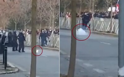 Aktualizované: Kotlebovci šíria video, podľa ktorého policajt na proteste hodil delobuch. Polícia to odmieta
