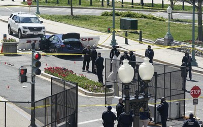 Aktualizované: Páchateľ chcel preraziť barikády pred americkým Kapitolom, z auta vybehol s nožom. Celé okolie uzavreli