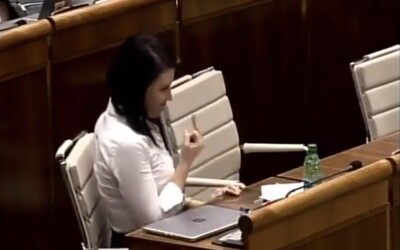 Aktualizované: Poslankyne Smeru a SaS ukázali v parlamente prostredník, Andrej Danko si pozrie kamerové záznamy