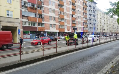 Aktualizované: V centre Bratislavy zrazila električka 78-ročného chodca. Polícia zverejnila video z jazdy