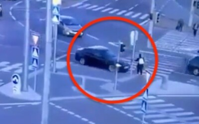 Aktualizované: VIDEO: Vodič v Ružinove v šialenej rýchlosti vrazil do chodca na chodníku. Ten sa vo vzduchu prevrátil dole hlavou