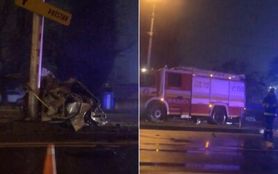 Aktualizované: Vodič z totálne zdemolovaného auta na Prievozskej prežil s ľahšími zraneniami, narazil do dvoch ďalších áut