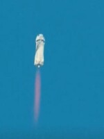 Aktualizováno: Nejbohatší člověk světa Jeff Bezos se úspěšně vrátil z vesmíru. Raketa právě přistála zpět na Zemi