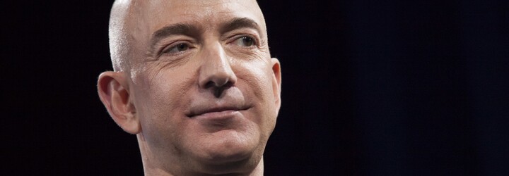 Aktualizováno: Nejbohatší člověk světa Jeff Bezos se úspěšně vrátil z vesmíru. Raketa právě přistála zpět na Zemi