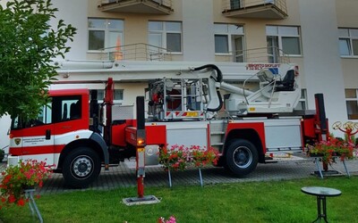 Aktualizováno: V domově důchodců na Mělnicku vypukl požár. Jeden člověk zemřel, 74 lidí bylo evakuováno
