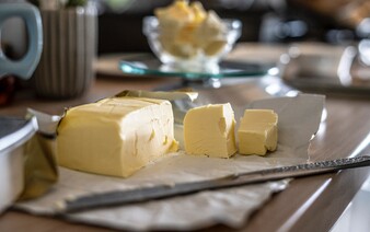 Albert stahuje z prodeje máslo. Podívej se, jestli ho nemáš doma