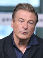 Alec Baldwin poprvé promluvil o tragédii na place. Mám zlomené srdce, říká