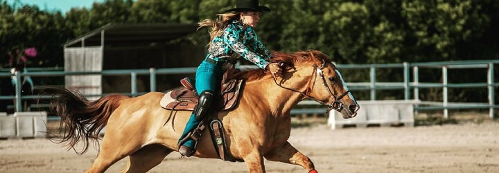 Alexandra jazdí americké ródeo po celom svete. Kôň stojí aj 100 000 eur, sedlo býva zdobené striebrom (Rozhovor)